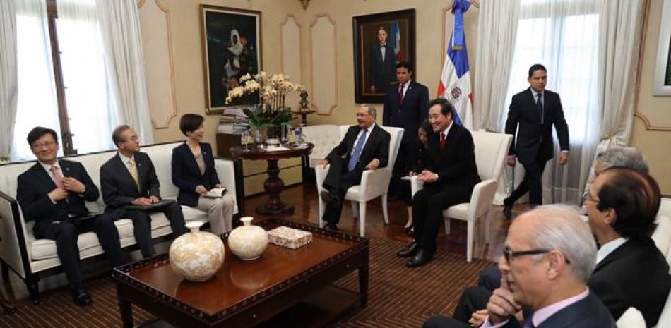 Encuentro. El presidente Danilo Medina y el primer ministro de Corea del Sur, Lee Nak-Yeon, intercambiaron sobre temas de interés común para ambos países, en una reunión en el Palacio Nacional.