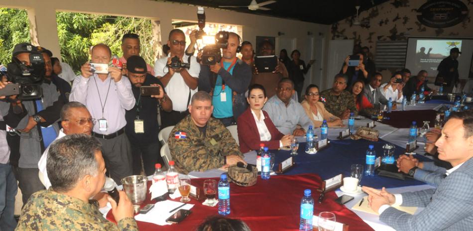 El ministro de Defensa, Rubén Paulino Sem, y el procurador general de la República, Jean Alain Rodríguez, encabezaron ayer en Dajabón una reunión para evaluar la primera semana del plan de seguridad fronteriza.
