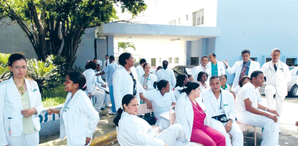 Capacitación. De acuerdo al Colegio Médico Dominicano, el 25% de los médicos del país está desempleado ante la falta de plazas laborales, siendo forzados a realizar trabajos informales en diferentes áreas.