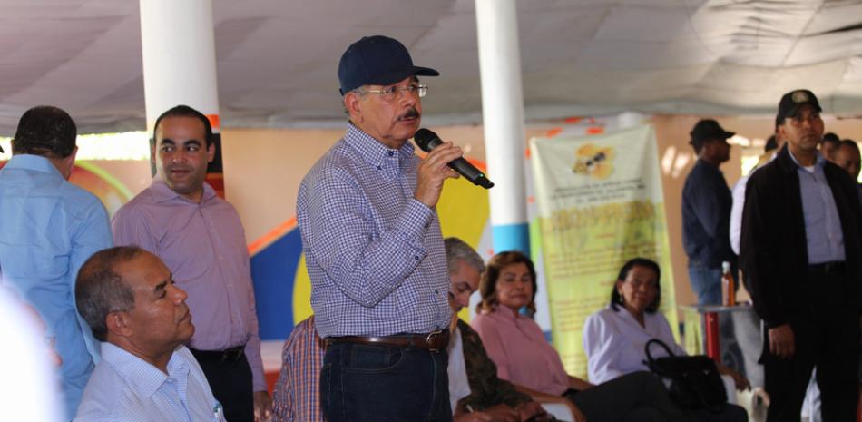 Reunión. Danilo Medina se reunió con comunitarios en el parque.