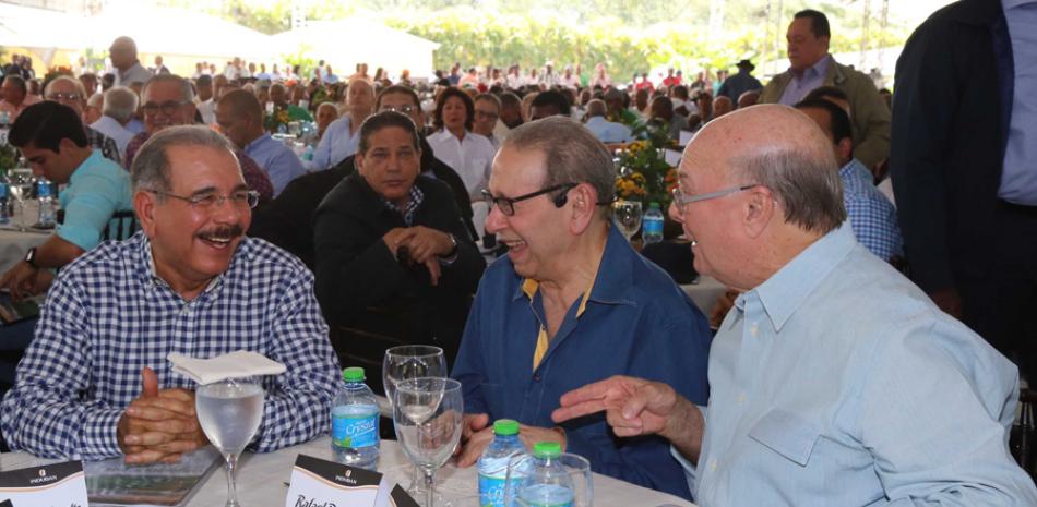 Amistad. La imagen recoge el momento en que el presidente Danilo Medina y el expresidente Hipólito Mejía comparten de buen humor con el hoy fallecido empresario de origen banilejo, Rafael Perelló, durante un encuentro nacional de productores de café.