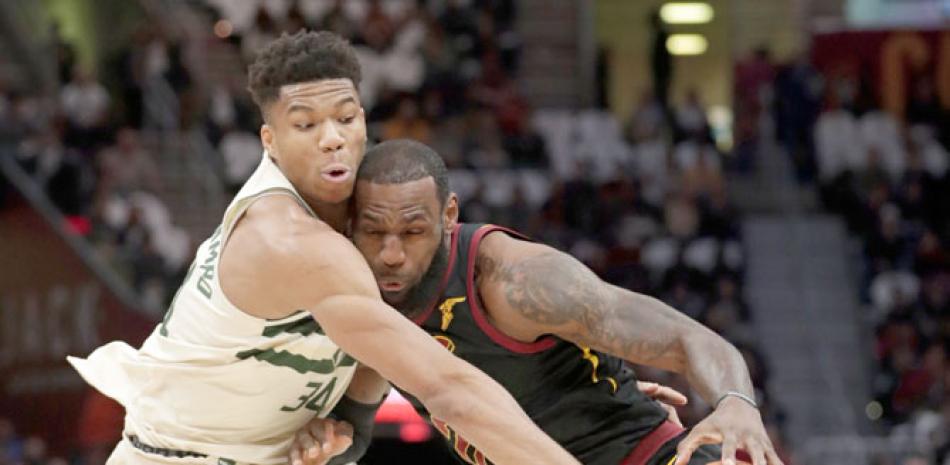 Giannis Antetokounmpo, de los Bucks de Milwaukee, trata de frenar una penetración de LeBron James, de los Cavaliers, en acción del partido de anoche en la NBA.