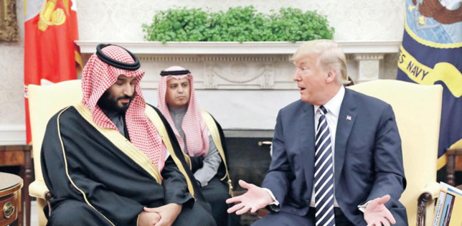 Visita. El presidente Donald J. Trump, derecha, conversa con el príncipe heredero de la corona saudí, Mohamed bin Salman, durante su encuentro en el Despacho Oval de la Casa Blanca.
