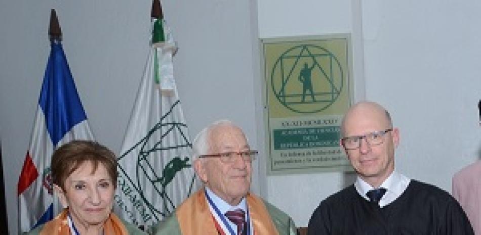 Obdulia Garcìa, Luis Scheker Ortiz entregan el diploma a Stanislas Dehaenes que lo acredita como miembros de esa academia.