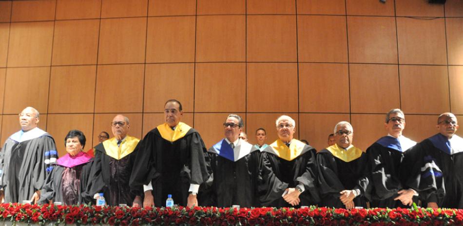 Acto. El rector Iván Grullón y los doctores Julio Amado Castaños Guzmán y Abel González Canalda, reconocidos por la UASD, acto al que asistieron otras personalidades.