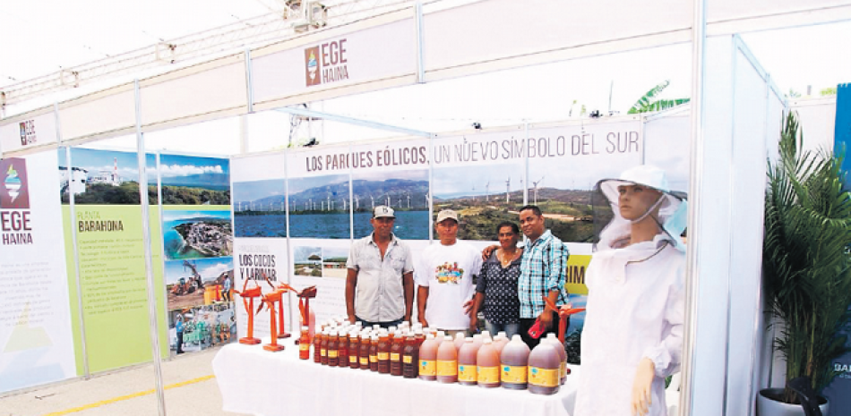 Exhibición. Miembros de la Asociación de apicultores de Juancho Macandela y Maipioró en el stand de EGE Haina, en la celebración de la Feria de Turismo y Producción Descubre Barahona.
