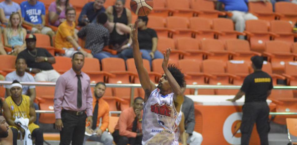 Nehemías Morillo, de Sameji, va en busca de dos puntos en el partido de anoche frente a club Gregorio Urbano Gilbert en el baloncesto superior de Santiago.