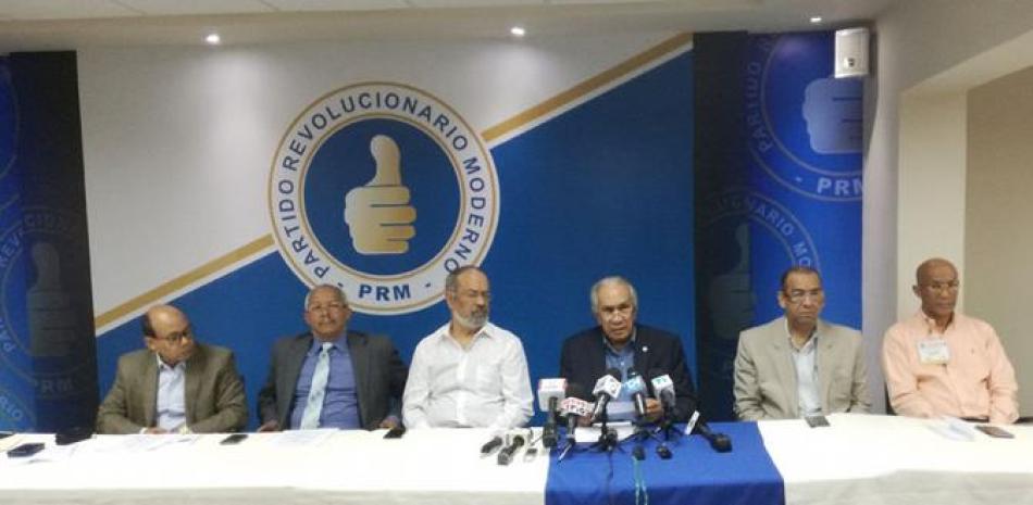 Rueda de prensa. José García Ramírez, junto a otros miembros de la Comisión Organizadora de la Convención del PRM, dio a conocer ayer detalles del proceso con el 52.24% de los votos computados.