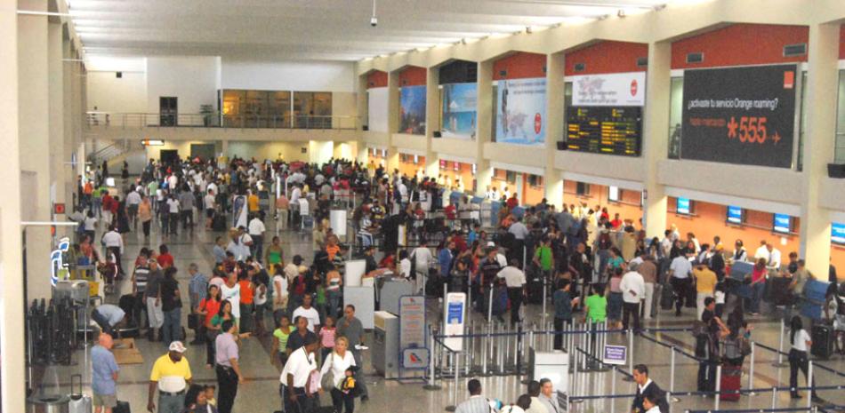 Aeropuerto. Cientos de pasajeros hacían filas frente a los mostradores de las aerolíneas que operan vuelos en el AILA.