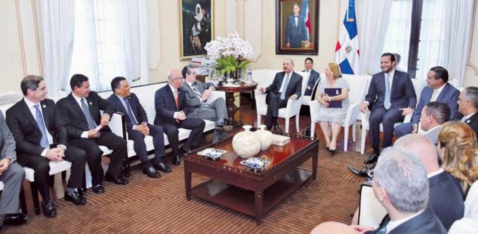 Reunión. El presidente Danilo Medina junto a los empresarios Luisa Fernández, José Torres, Gerardo Coto y Eric Roden, entre otros.