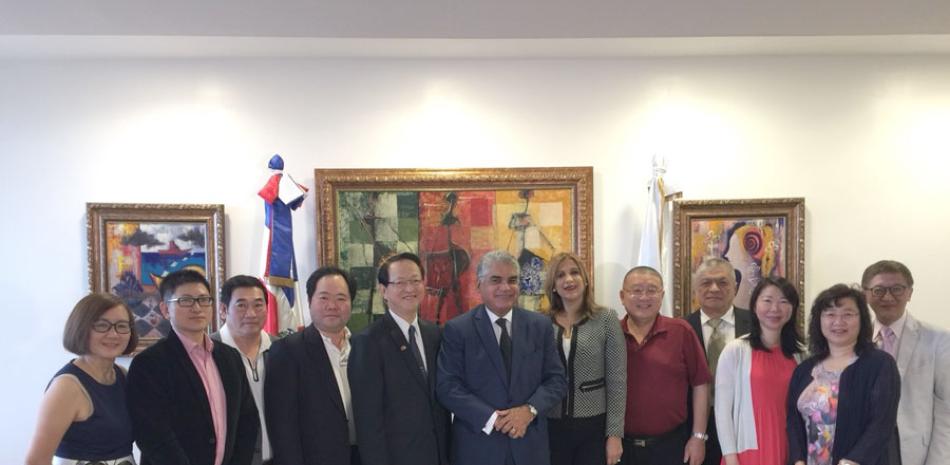 Misión. Taiwaneses que visitaron el país junto al embajadorTang.
