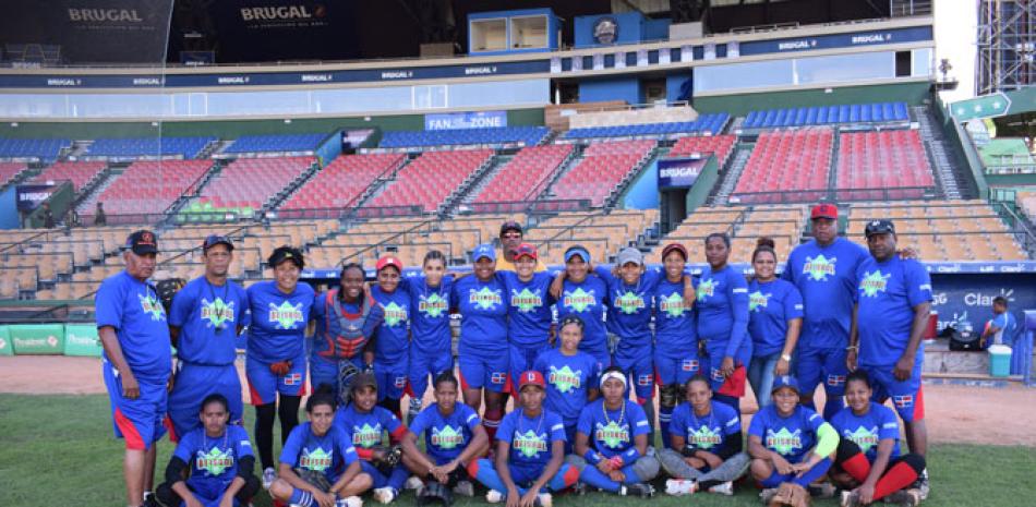 Integrantes del equipo de béisbol femenino dominicano que hoy se enfrentará a Argentina en la apertura del Pre Mundial de Béisbol Femenino, evento que otorgará dos plazas para la Copa del Mundo.