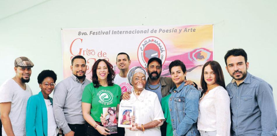 Grupo de poetas y artistas que participaron en el festival.