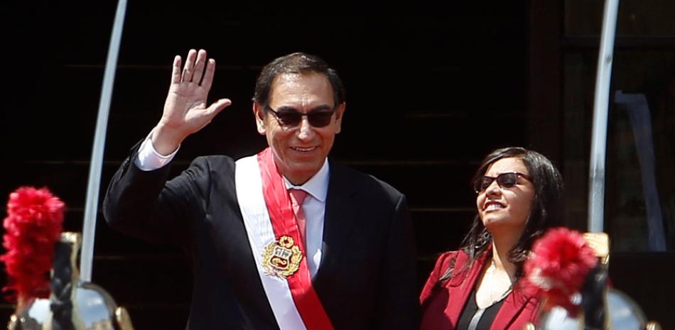 Posesión. El nuevo presidente de Perú, Martín Vizcarra, saluda junto a su esposa Maribel Díaz, a su llegada ayer a la casa presidencial, luego de juramentarse en el Congreso. El mandatario propuso un pacto social.