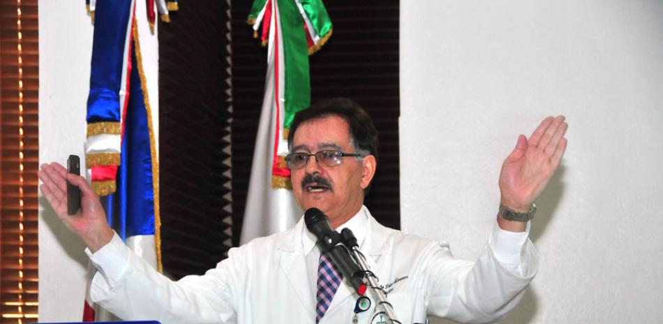 El director del hospital, doctor Ernesto Díaz Álvarez, destacó los esfuerzos del centro por aumentar la calidad de los servicios.