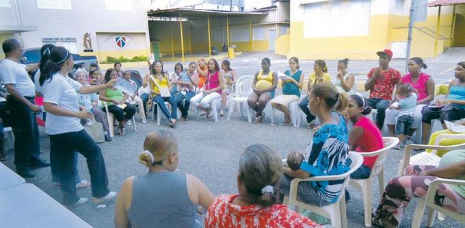 Técnicos voluntarios y coordinadores de la Pastoral Materno Infantil ofrecen informaciones sobre salud y educación materna a decenas de embarazadas del barrio Capotillo de la capital.