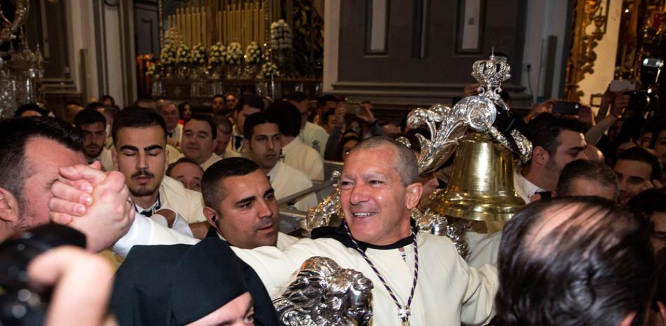 Antonio Banderas al inicio de su participación como mayordomo del trono de María Santísima de Lagrimas y Favores en las Cofradías Fusionadas, en el inicio de la Semana Santa de Málaga. EFE/Daniel Pérez