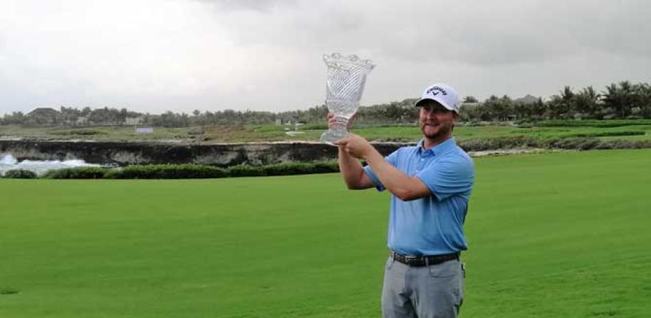 Brice Garnett levanta su trofeo de campeón del Corales Puntacana Resort & Club Championship.