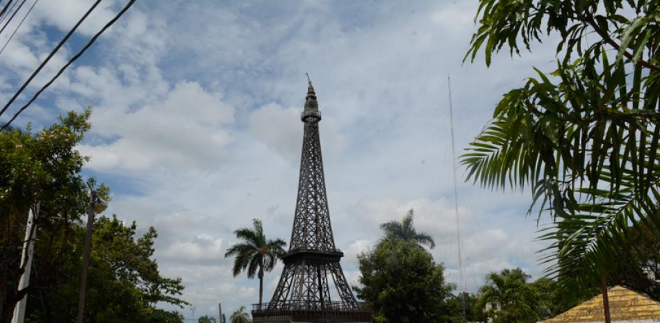 Parque. La réplica de la torre Eiffel ya está en parque Los Coquitos, en Las Caobas, pero faltan labores de acondicionamiento.