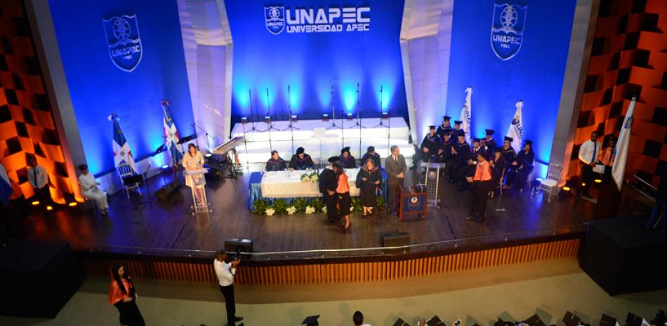 Sede. El acto de graduación de la Universidad APEC se realizó en el Pabellón de la Fama del Centro Olímpico Juan Pablo Duarte.