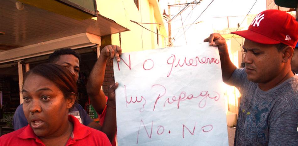 Descontento. Vecinos del barrio Antonio Guzmán Fernández, en el 12 de Haina, protestan contra planes de instalar el sistema prepago.