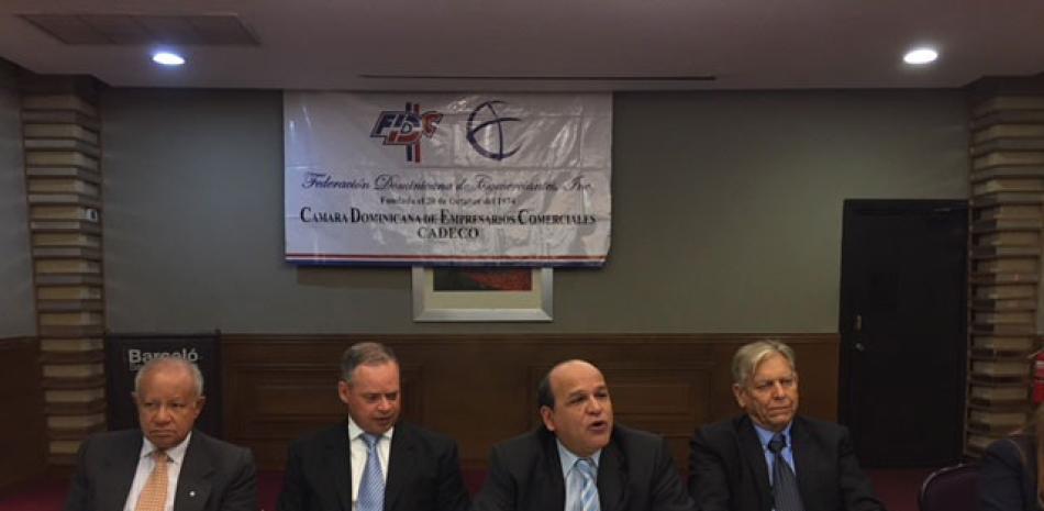 Solicitud. Líderes del comercio encabezados por el presidente de la FDC, Iván García, reclaman que se respete la cuota de importación de la empresa Lácteos Dominicanos.