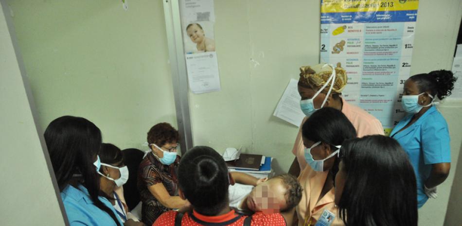 Atención. Funcionarios  del Ministerio de Salud Pública mantienen la vigilancia debido a los casos sospechosos de difteria que se hanregistrado en el país.
