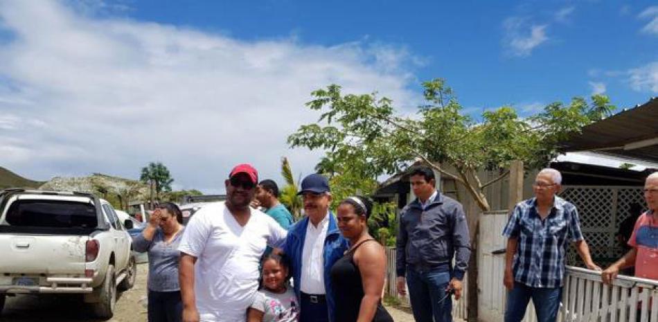 Recorrido. El presidente Danilo Medina supervisó ayer el estado de la carretera que conecta a Samaná, Nagua, Puerto Plata, hasta Altamira acompañado solo por el general Adán Cáceres.