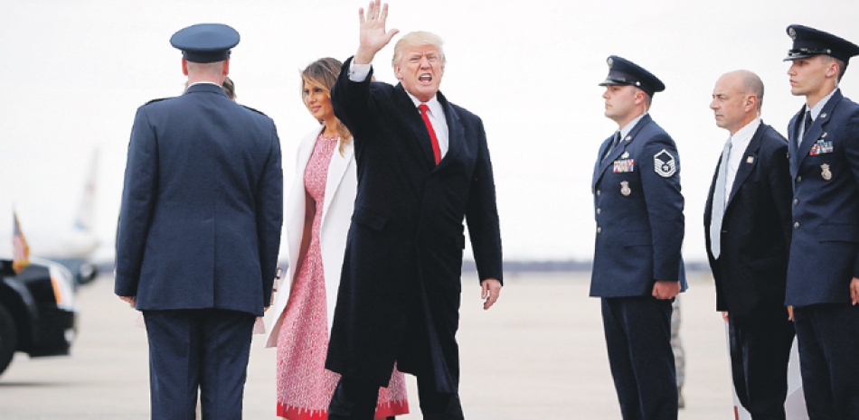 Regreso. El presidente estadounidense, Donald Trump, saluda a la prensa durante su llegada junto a la primera dama, Melania Trump, y su hiijo, Barron Trump, a la Base Aérea Andrews, ayer. Trump regresó de Washington luego de pasar el fin de semana en Mar-a-Lago.