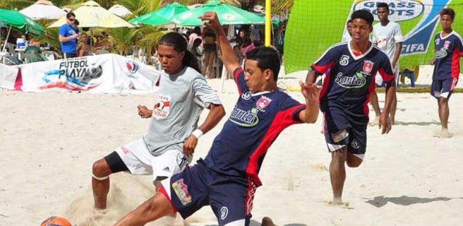 Momento de acción del IX Torneo Nacional de Fútbol Playa.