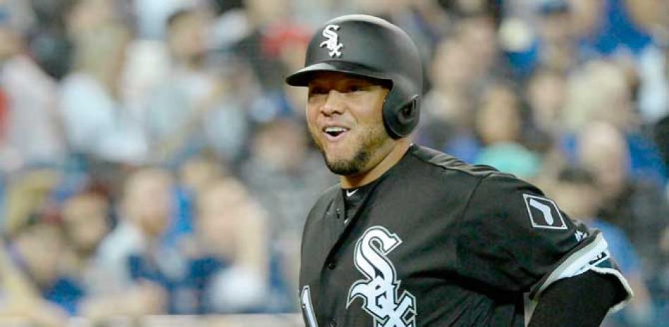 Welington Castillo (21), de Chicago White Sox, reacciona luego de batear su jonrón solitario durante la cuarta entrada del partido ante Toronto este lunes.