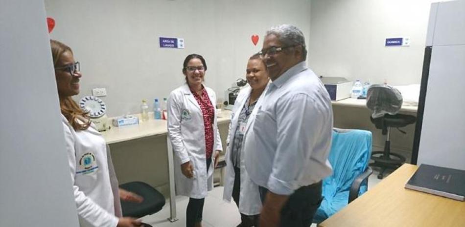 Director. El doctor Chanel Rosa Chupany conversa con personal médico en una de sus visitas a los hospitales públicos.