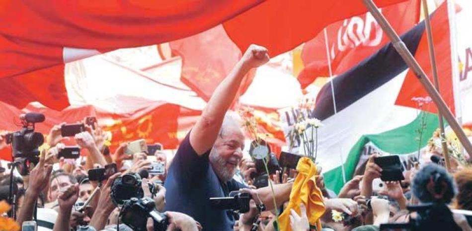 Expresidente. Luiz Inácio Lula da Silva es cargado por sus seguidores cuando abandonó la Unión de Trabajadores Metalúrgicos en Sao Bernardo do Campo, Brasil, para ser trasladao a una cárcel en Curitiba.