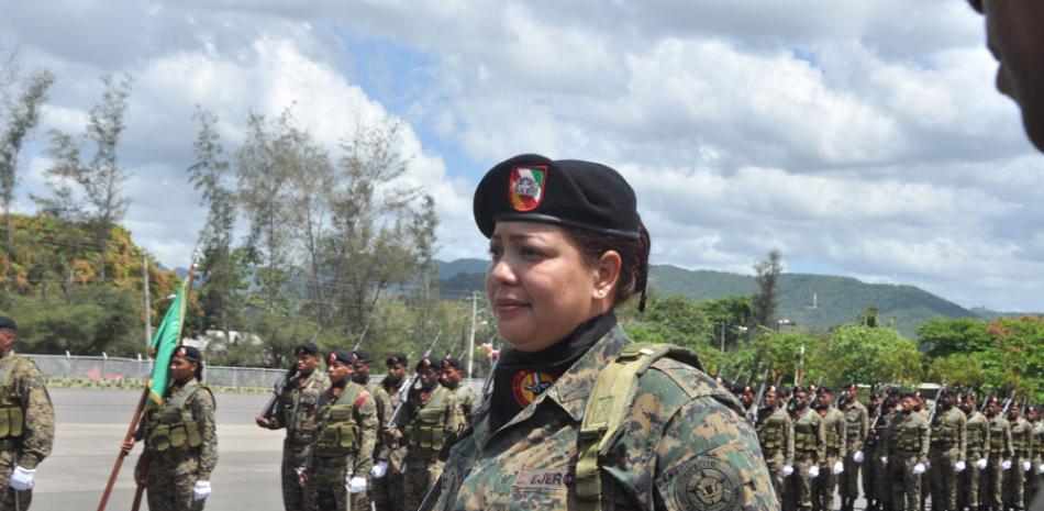 AL MANDO. La teniente coronel Paula Manuela Fernández Jiménez, de 36 años de edad, quien ayer asumió como comandante del segundo batallón de infantería del Ejército Nacional, donde tendrá a 450 militares bajo su mando, incluidas 75 mujeres.