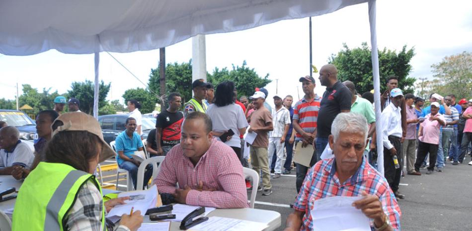 Organización. El Intrant reunió a taxistas en el Estadio Quisqueya Juan Marichal donde empezó el censo de taxis en el gran Santo Domingo.