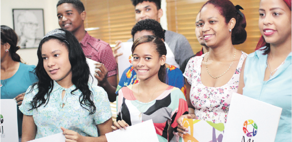 Grupo. Un total de 400 serán seleccionados del banco de elegibles del Ministerio de la Juventud.