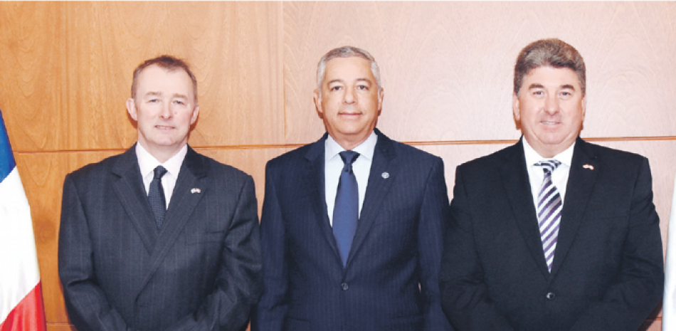 Reunión. Donald Guerrero Ortiz, el embajador británico Chris Campbell y Simon Hart, enviado especial de Comercio.