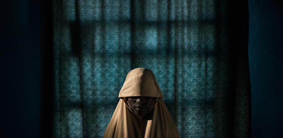 La foto muestra a Aisha, de 14 años, posando en un retrato en Maiduguri, estado de Borno, Nigeria, el 21 de septiembre de 2017. Aisha fue secuestrada por Boko Haram y luego se le asignó una misión suicida. Después de que fue atada con explosivos, ella encontró ayuda y no completó su tarea. EFE/ADAM FERGUSON / NEW YORK TIMES