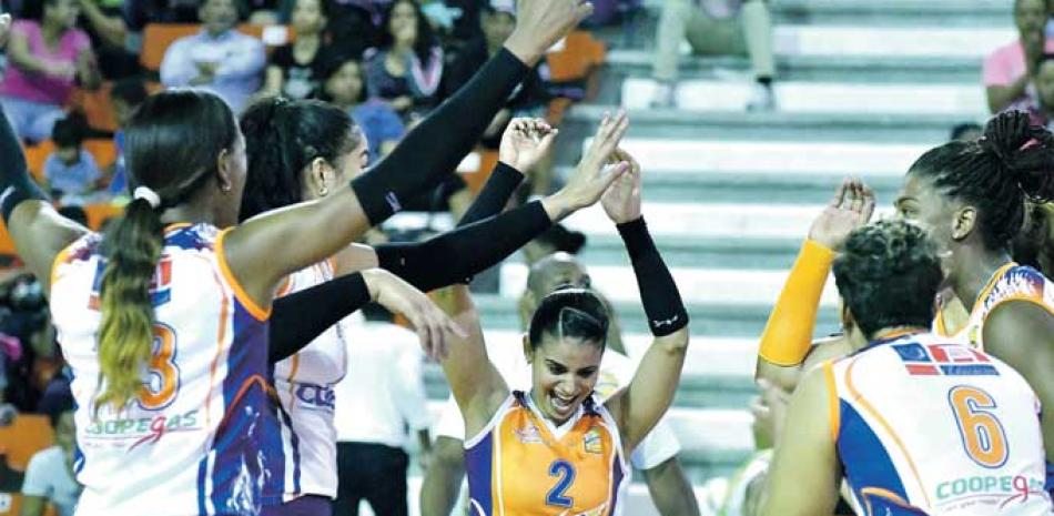 Winnifer Fernández, Lisvel Eve Mejía, Cindy Rondón, Camil Domínguez y Cándida Arias celebran luego que las Caribeñas derrotaran a Cristo Rey en otro emocionante partido.