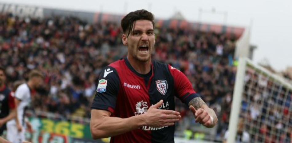 Luca Cepitelli celebra en grande luego de marcar el gol del triunfo para el Cagliari