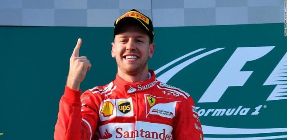 Sebastian Vettel hace una señal con su dedo luego de salir airoso en la pole posición para el Gran Premio de China