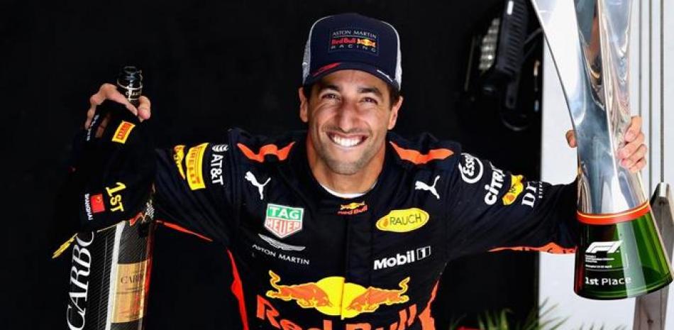 Daniel Ricciardo es todo felicidad figurando en el podium de ganadores luego de salir airoso en el GP de China