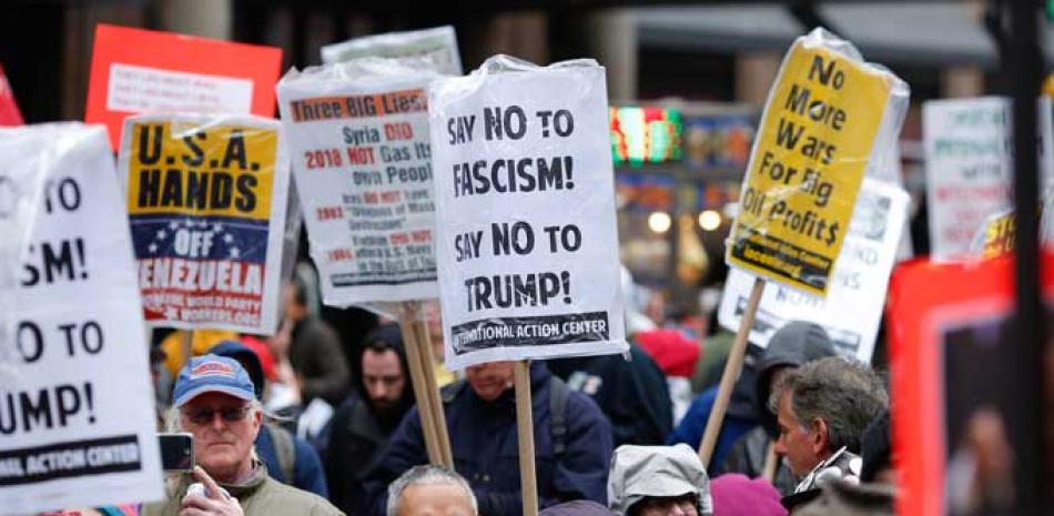 Protesta. Manifestantes gritan ayer lemas y muestran letreros, durante una protesta contra los ataques militares contra Siria, en la Ciudad de Nueva York.