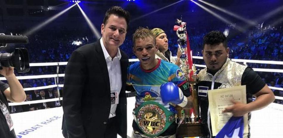 El nicaragüense Cristofer Rosales dio la sorpresa en Japón al quitarle el invicto por la vía del cloroformo al local Daigo Higa, y de esa manera agenciarse el vacante campeonato mosca del Consejo Mundial de Boxeo.
