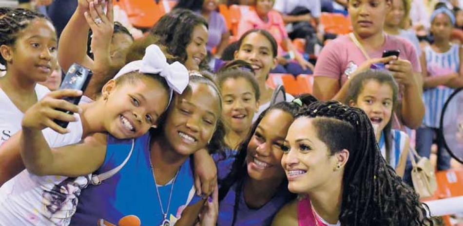 Brenda Castillo, integrante de la selección nacional y del conjunto Crito Rey, se toma un selfie en un costado de la cancha con un grupo de niñas en el Palacio del Voleibol Ricardo --Gioriver--Arias.
