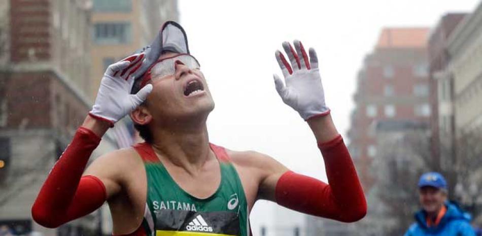 Yuki Kawauchi, de Japón, celebra, después ganar la edición número 122 del Maratón de Boston.
