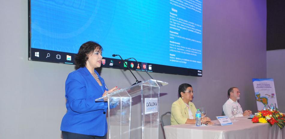 Directora. La licenciada Yokasta Guzmán señaló que la OMSA actuó amparada en una resolución emitida en 2008, y no en la Ley 340-06, de Contrataciones Públicas.