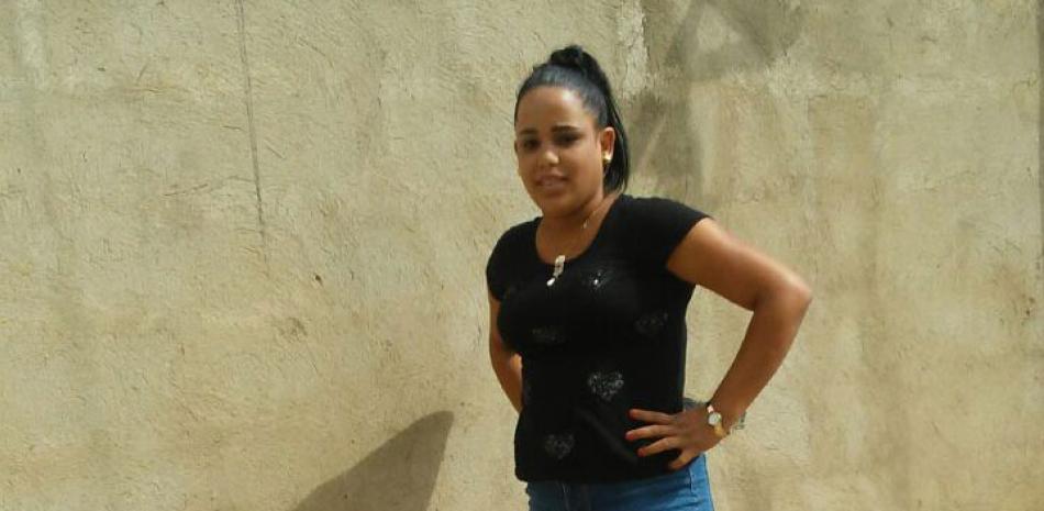 En La Vega. Rosángela Guzmán Lora, alias Erika, quien recibió heridas en el cuello, abdomen y otras partes del cuerpo.