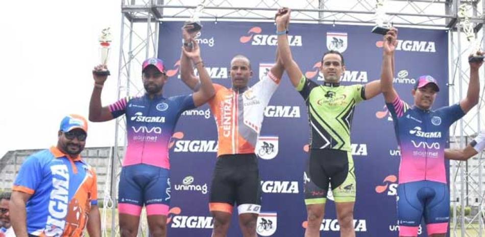 Los pedalistas Joel Castellanos, Manuel Peña, Estanislao Lantigua, Edwin Fernández y Elías Castillo, quienes fueron los mejores en Máster A.