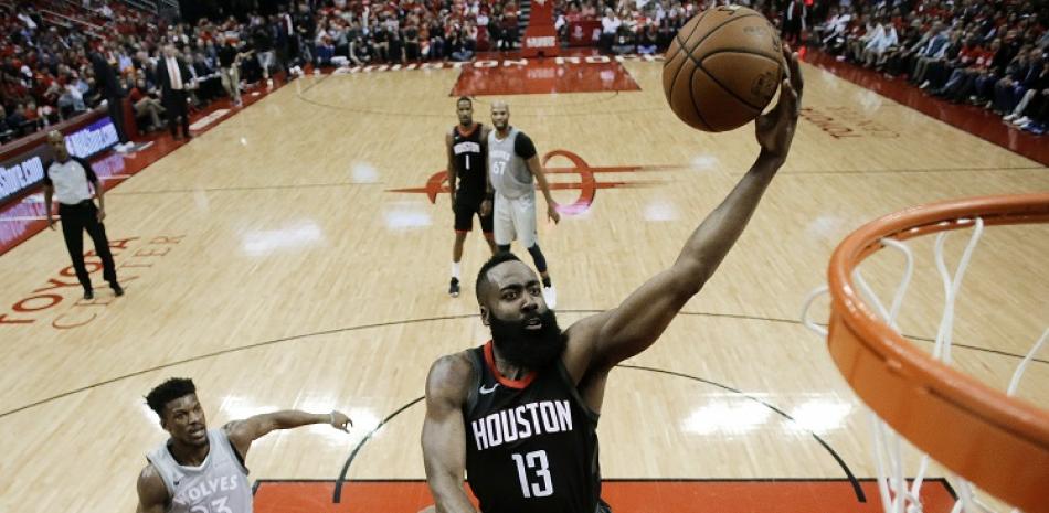 James Harden, de los Rockets de Houston, salta hacia al canasto frente a la defensa de Karl-Anthony Towns, de Minnesota, durante el partido del miércoles en la primera ronda de los playoffs de la NBA.